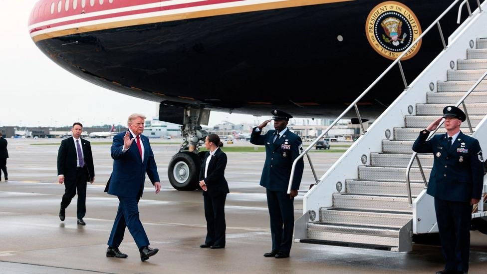 Trumps Secret Plane Switch: A Threat to the President?