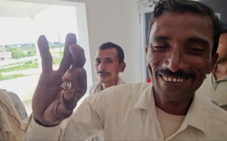 Indian labourers dream of striking it rich after '$52,400' diamond find