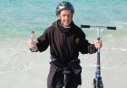 Man completes 2,800 mile scoot across Australia