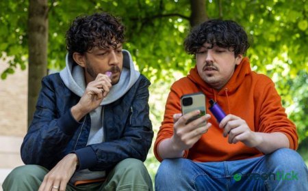 Nicotine vapes best chance to quit smoking, major review finds