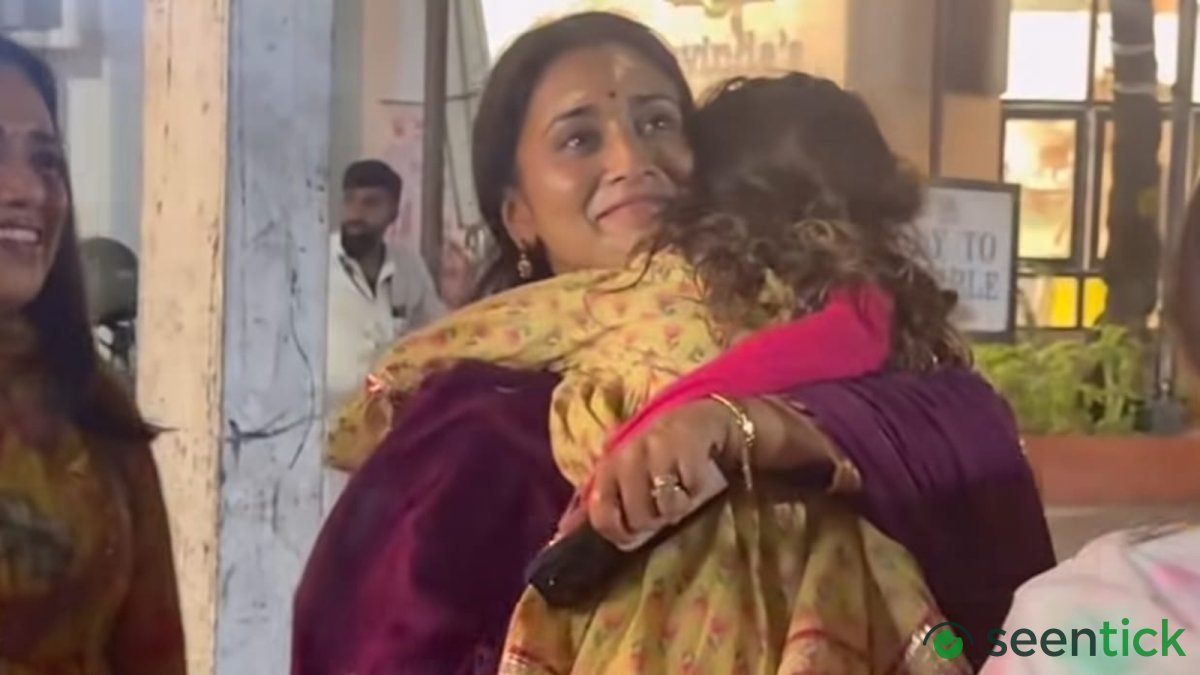 Shriya Saran's 5-year-old yells ‘I don't like it’ at paparazzi; fans ask photographers to respect her feelings