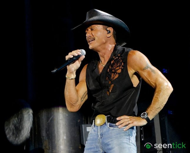 Tim McGraw health update: Country star brushes off onstage fall during Cincinnati concert
