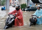 Bangkok roads submerged as flood disaster declared