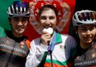 Cyclist who dressed as man to avoid Taliban wins silver medal