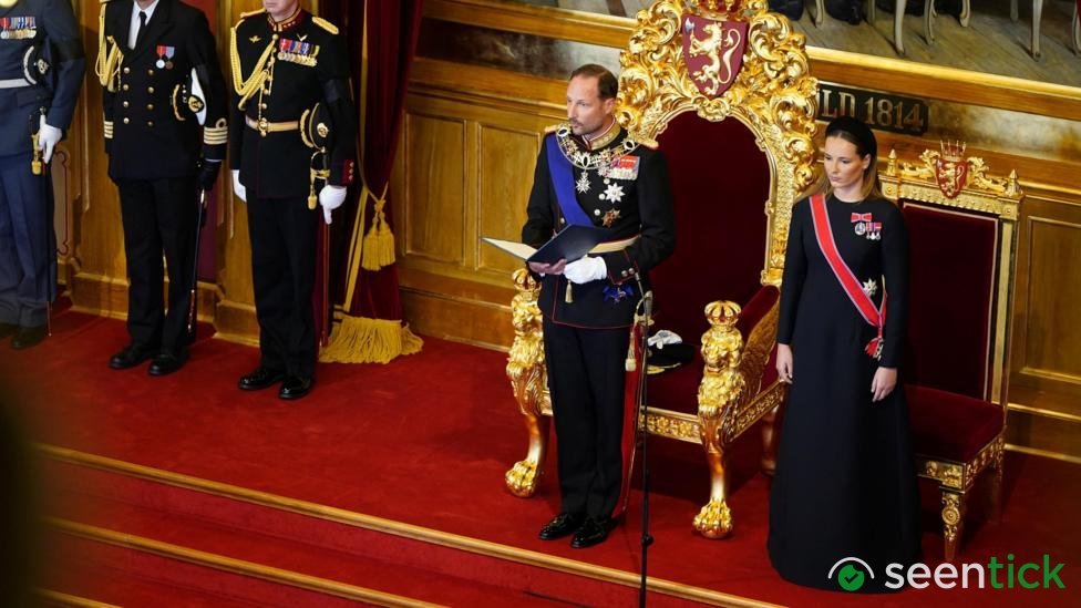 Norway's Haakon takes oath as mourners pay respects to late King