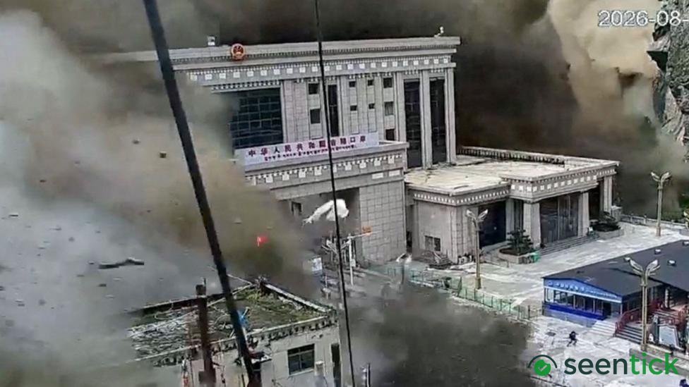 The final minutes before floodwater crashed through Nepal-China border