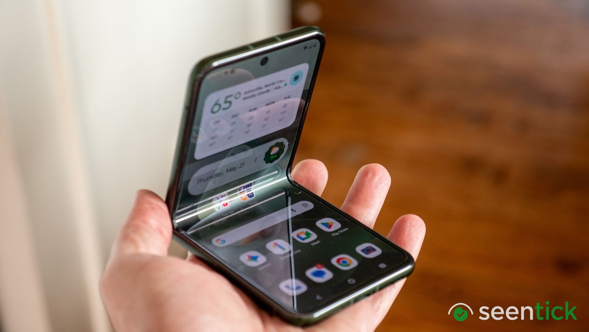 The latest Motorola foldable phones have finally come to Verizon  -  and the deals are impressive