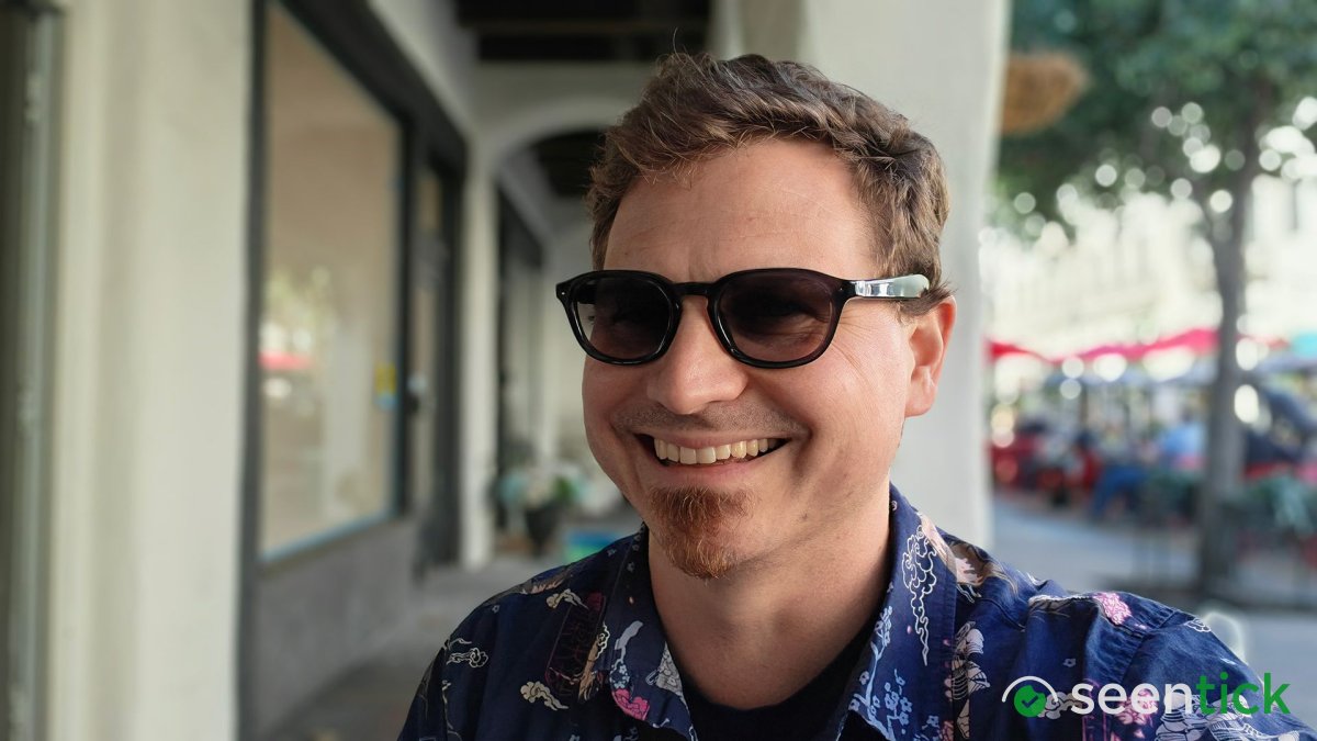 These new AI glasses have a brilliant privacy feature every pair needs to adopt ASAP