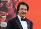 Tom Cruise comforts 'sad' woman at workplace, internet amused to learn what was she actually doing
