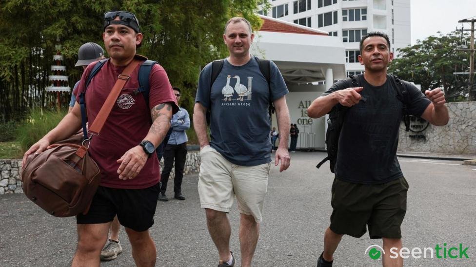 US sailors go shopping before hitting the bars in Thailand after 250-day voyage