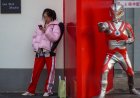 Young people in China are fangirling over a professor who gets their anxiety