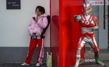 Young people in China are fangirling over a professor who gets their anxiety