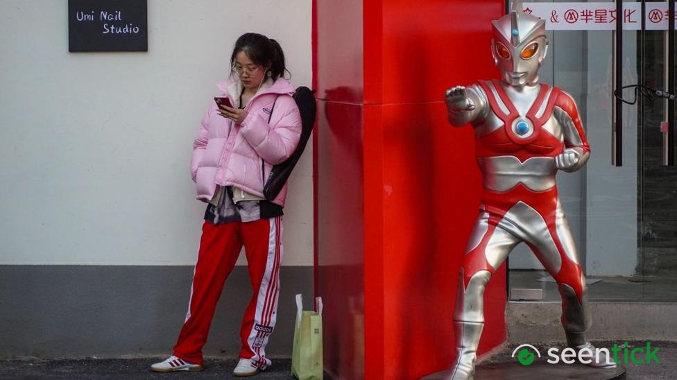 Young people in China are fangirling over a professor who gets their anxiety